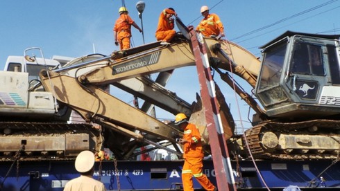 Cầu Tân Thuận tắc gần 4 giờ do bị xe quá tải ủi sập khung giới hạn - ảnh 5