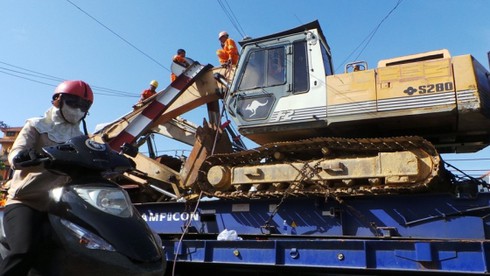 Cầu Tân Thuận tắc gần 4 giờ do bị xe quá tải ủi sập khung giới hạn - ảnh 3