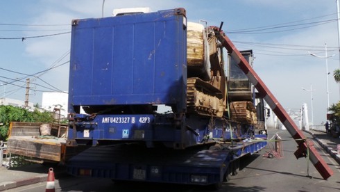 Cầu Tân Thuận tắc gần 4 giờ do bị xe quá tải ủi sập khung giới hạn - ảnh 2