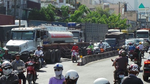 Cầu Tân Thuận tắc gần 4 giờ do bị xe quá tải ủi sập khung giới hạn - ảnh 7