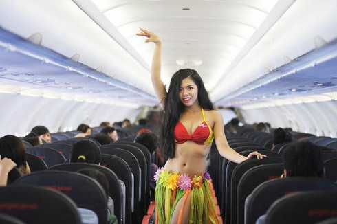 Clip trình diễn bikini bốc lửa trên chuyến bay của Vietjet - ảnh 1