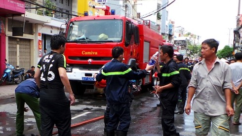 Nhà trong hẻm sâu phát hỏa giữa trưa, người dân nháo nhào di tản - ảnh 3