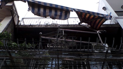 Nhà trong hẻm sâu phát hỏa giữa trưa, người dân nháo nhào di tản - ảnh 1