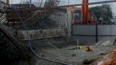 Sập dầm cầu vượt, một người tử vong - ảnh 1