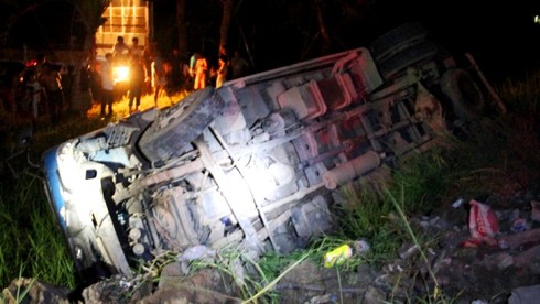 Cho xe tải lao xuống ruộng để tránh tông vào người chờ đèn xanh - ảnh 1