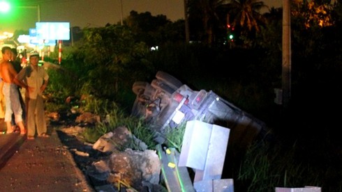 Cho xe tải lao xuống ruộng để tránh tông vào người chờ đèn xanh - ảnh 2