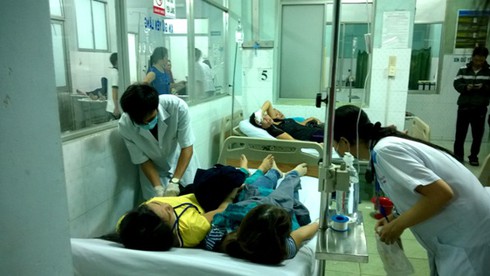 Gần 100 công nhân ngất xỉu, ói mửa nghi do ngộ độc - ảnh 1