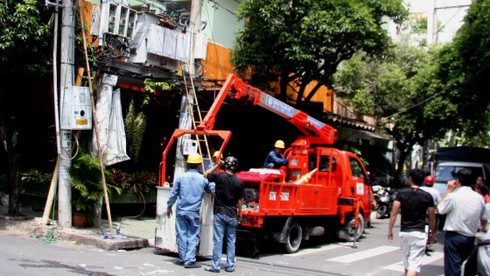 Nhân viên điện lực bị giật bó cứng trên cột khi đang làm việc - ảnh 1