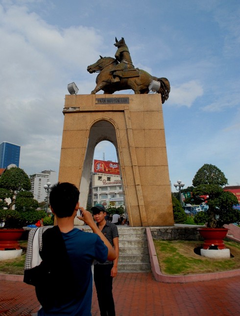 Một lần nhìn lại tượng Trần Nguyên Hãn trước khi di dời - ảnh 8