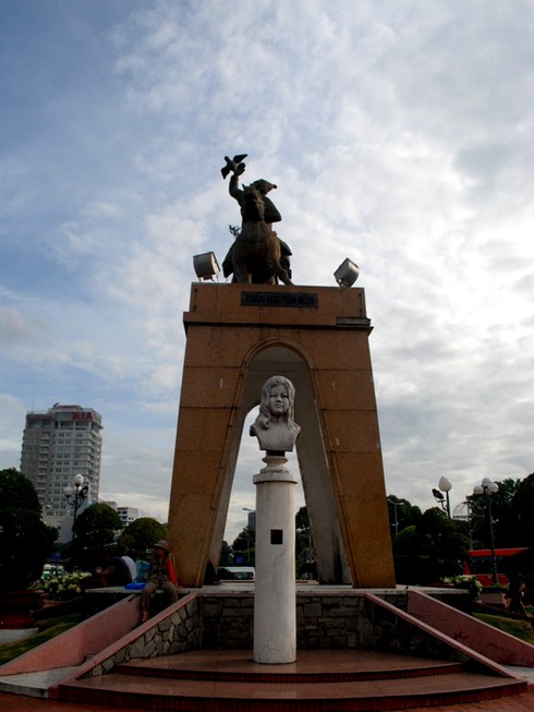 Một lần nhìn lại tượng Trần Nguyên Hãn trước khi di dời - ảnh 4
