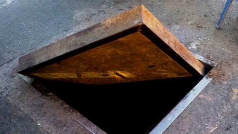 Hố ga giữa đường phát nổ lớn, nắp đậy nặng hàng chục kg bật tung - ảnh 2