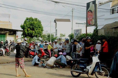 Chơi dưới gầm xe tải, bé trai 16 tháng tuổi bị cán tử vong - ảnh 1