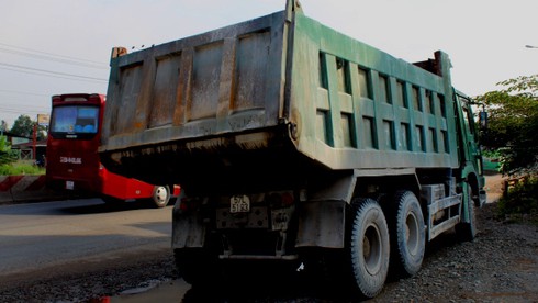 Bình Dương: Mất kiểm soát tay lái, suýt chết dưới bánh xe ben - ảnh 3