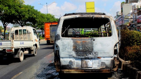 Xe chở hơn 12 bệnh nhân bốc cháy dữ dội - ảnh 2