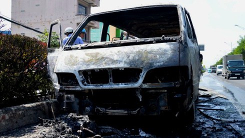 Xe chở hơn 12 bệnh nhân bốc cháy dữ dội - ảnh 1