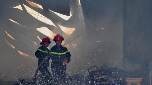 Xưởng giày cháy lớn, nhiều công nhân bị kẹt phía trong - ảnh 5