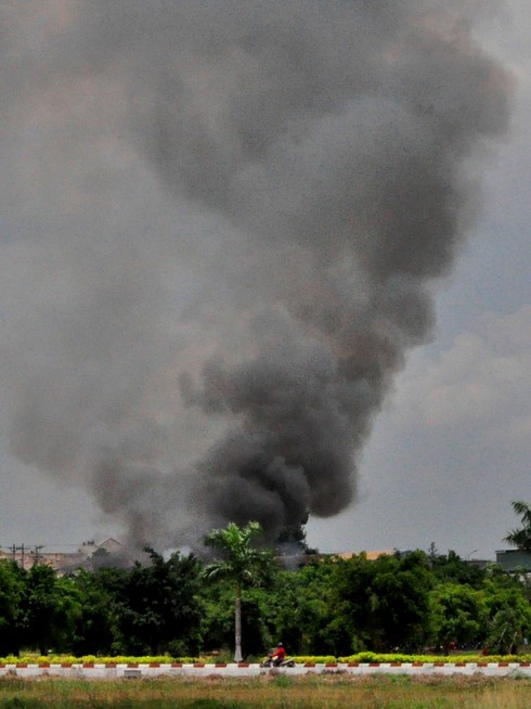 Xưởng giày cháy lớn, nhiều công nhân bị kẹt phía trong - ảnh 2