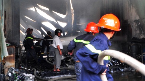 Xưởng giày cháy lớn, nhiều công nhân bị kẹt phía trong - ảnh 4