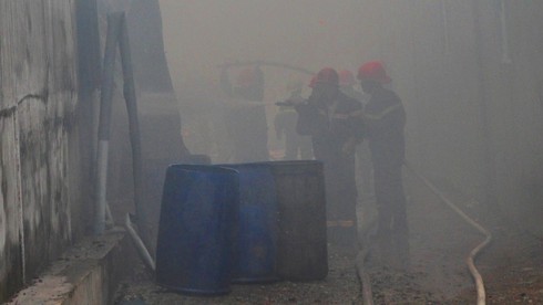 Xưởng giày cháy lớn, nhiều công nhân bị kẹt phía trong - ảnh 1