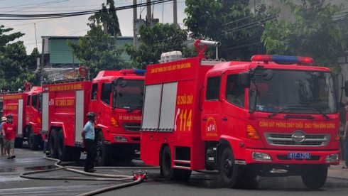 Xưởng giày cháy lớn, nhiều công nhân bị kẹt phía trong - ảnh 3