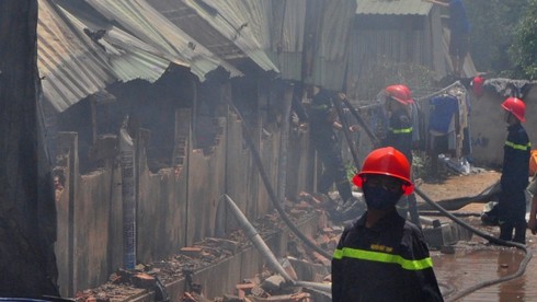 Xưởng giày cháy lớn, nhiều công nhân bị kẹt phía trong - ảnh 6