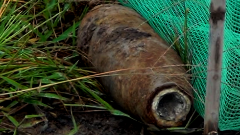 Chờ xử lý, một quả pháo 105 ly để bên đường đã bị lấy cắp - ảnh 2