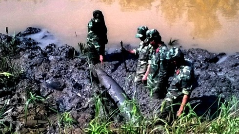 Trục vớt thành công quả bom dài 1,5m tại TP.HCM - ảnh 1