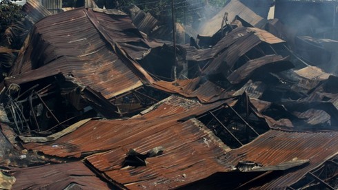 Cháy suốt đêm, xưởng gỗ hàng ngàn mét vuông bị thiêu rụi - ảnh 1