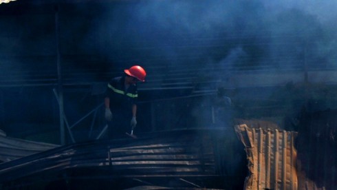 Cháy suốt đêm, xưởng gỗ hàng ngàn mét vuông bị thiêu rụi - ảnh 2