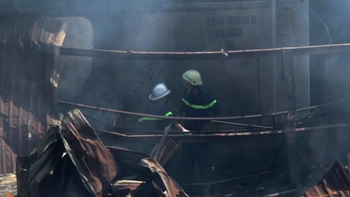 Cháy suốt đêm, xưởng gỗ hàng ngàn mét vuông bị thiêu rụi - ảnh 3