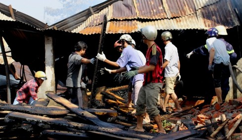 Cháy suốt đêm, xưởng gỗ hàng ngàn mét vuông bị thiêu rụi - ảnh 4