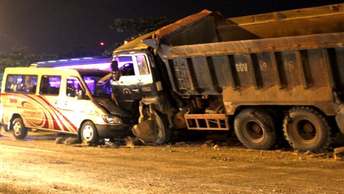 Xe tải lao qua dải phân cách đâm trực diện vào xe 16 chỗ - ảnh 1