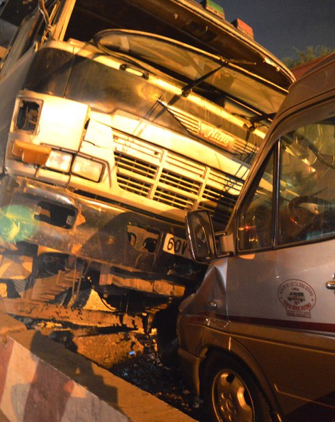 Xe tải lao qua dải phân cách đâm trực diện vào xe 16 chỗ - ảnh 4