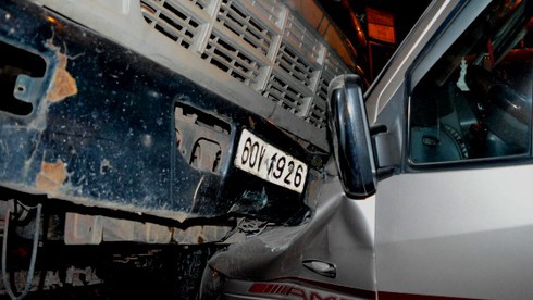 Xe tải lao qua dải phân cách đâm trực diện vào xe 16 chỗ - ảnh 3