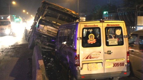 Xe tải lao qua dải phân cách đâm trực diện vào xe 16 chỗ - ảnh 2