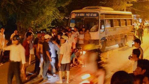 Xe tải lao qua dải phân cách đâm trực diện vào xe 16 chỗ - ảnh 5