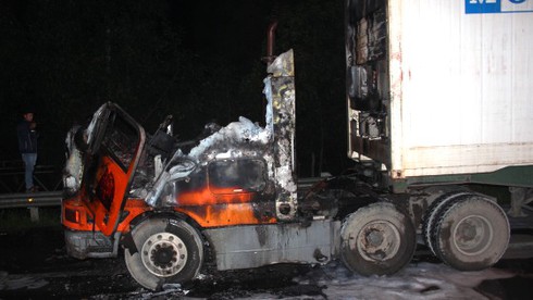 TP.HCM: Xe container tự nhiên bốc cháy dữ dội khi đang chạy - ảnh 2