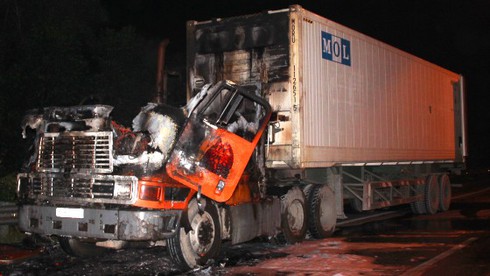 TP.HCM: Xe container tự nhiên bốc cháy dữ dội khi đang chạy - ảnh 1