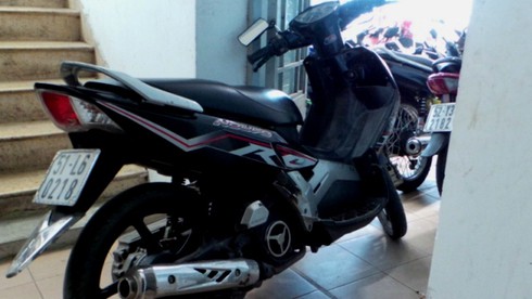 Bị truy đuổi quyết liệt, tên trộm xe máy tông vào người đi đường - ảnh 2