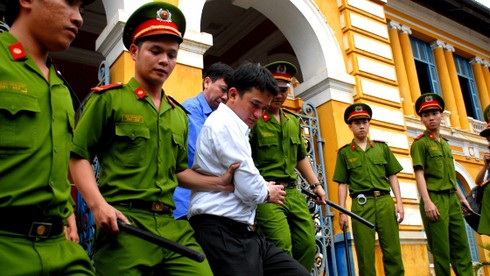 Nhân viên “tập đoàn kích dục”: Cha phải quỳ lạy xin cho tôi về! - ảnh 2