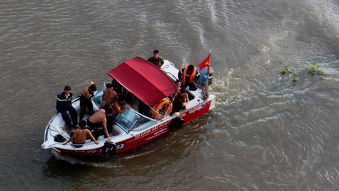 Cãi nhau với người yêu, nam thanh niên bất ngờ gieo mình xuống sông - ảnh 1