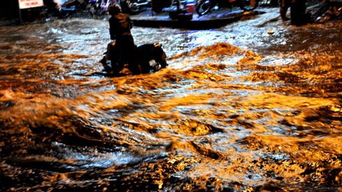 Sài Gòn mênh mông nước sau cơn mưa lớn nhất từ đầu năm - ảnh 2