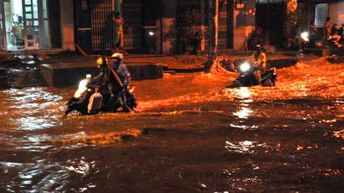Sài Gòn mênh mông nước sau cơn mưa lớn nhất từ đầu năm - ảnh 11