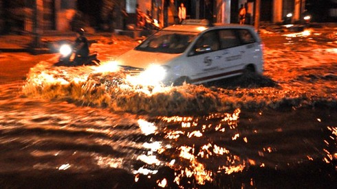 Sài Gòn mênh mông nước sau cơn mưa lớn nhất từ đầu năm - ảnh 1