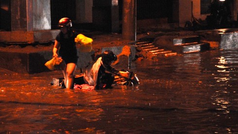 Sài Gòn mênh mông nước sau cơn mưa lớn nhất từ đầu năm - ảnh 3