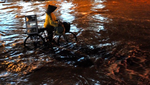 Sài Gòn mênh mông nước sau cơn mưa lớn nhất từ đầu năm - ảnh 4