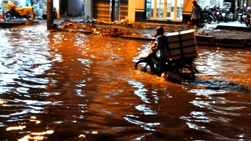 Sài Gòn mênh mông nước sau cơn mưa lớn nhất từ đầu năm - ảnh 5