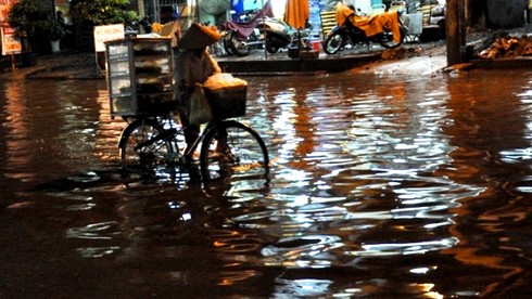 Sài Gòn mênh mông nước sau cơn mưa lớn nhất từ đầu năm - ảnh 6