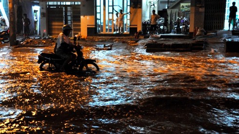 Sài Gòn mênh mông nước sau cơn mưa lớn nhất từ đầu năm - ảnh 7
