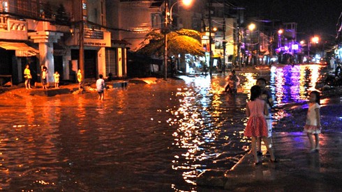 Sài Gòn mênh mông nước sau cơn mưa lớn nhất từ đầu năm - ảnh 8
